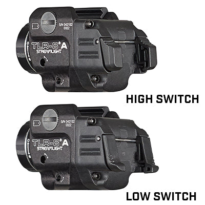 Das Streamlight TLR-8 Pistolen-Laser-Waffenlicht, montiert auf einer Pistole. Das kompakte Gerät kombiniert eine leistungsstarke LED-Taschenlampe und einen roten Laser, um präzises Zielen bei schlechten Lichtverhältnissen zu ermöglichen. Es verfügt über ein robustes, schwarzes Gehäuse und wird unter dem Lauf der Pistole befestigt.