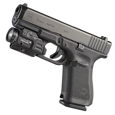 Das Streamlight TLR-8 Pistolen-Laser-Waffenlicht, montiert auf einer Pistole. Das kompakte Gerät kombiniert eine leistungsstarke LED-Taschenlampe und einen roten Laser, um präzises Zielen bei schlechten Lichtverhältnissen zu ermöglichen. Es verfügt über ein robustes, schwarzes Gehäuse und wird unter dem Lauf der Pistole befestigt.
