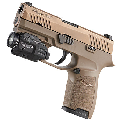 Das Streamlight TLR-8 Pistolen-Laser-Waffenlicht, montiert auf einer Pistole. Das kompakte Gerät kombiniert eine leistungsstarke LED-Taschenlampe und einen roten Laser, um präzises Zielen bei schlechten Lichtverhältnissen zu ermöglichen. Es verfügt über ein robustes, schwarzes Gehäuse und wird unter dem Lauf der Pistole befestigt.