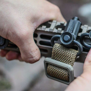 Die QD Swivels von Magpul dienen als Adapter bzw. Verbindungsstück zwischen deinem Gewehrriemen und deinem Gewehr. Die schnellabnehmbaren Magpul QD Swivels sind geeinget für Riemen mit einer Breite von 25mm - 32mm.